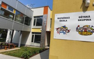 Vetos_MS_Cervene_Pecky_interierove_dvere_modra_zluta_seda (1)
