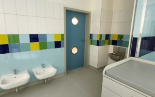 Vetos_MS_Cervene_Pecky_interierove_dvere_modra_zluta_seda (10)