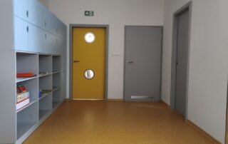 Vetos_MS_Cervene_Pecky_interierove_dvere_modra_zluta_seda (12)